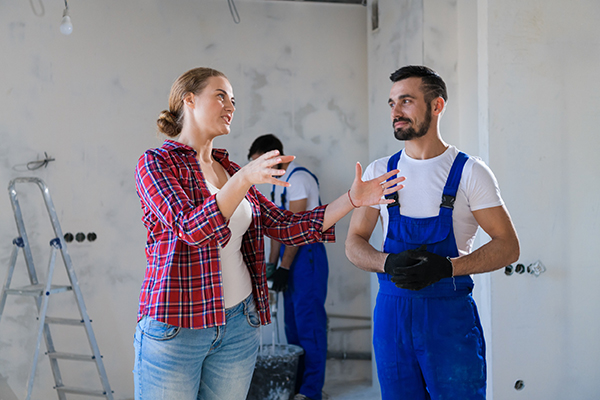 builder and client discussing home building work